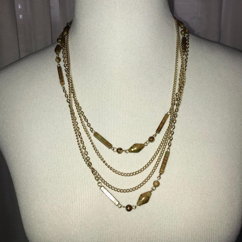 🌸 Gold toned beaded necklace